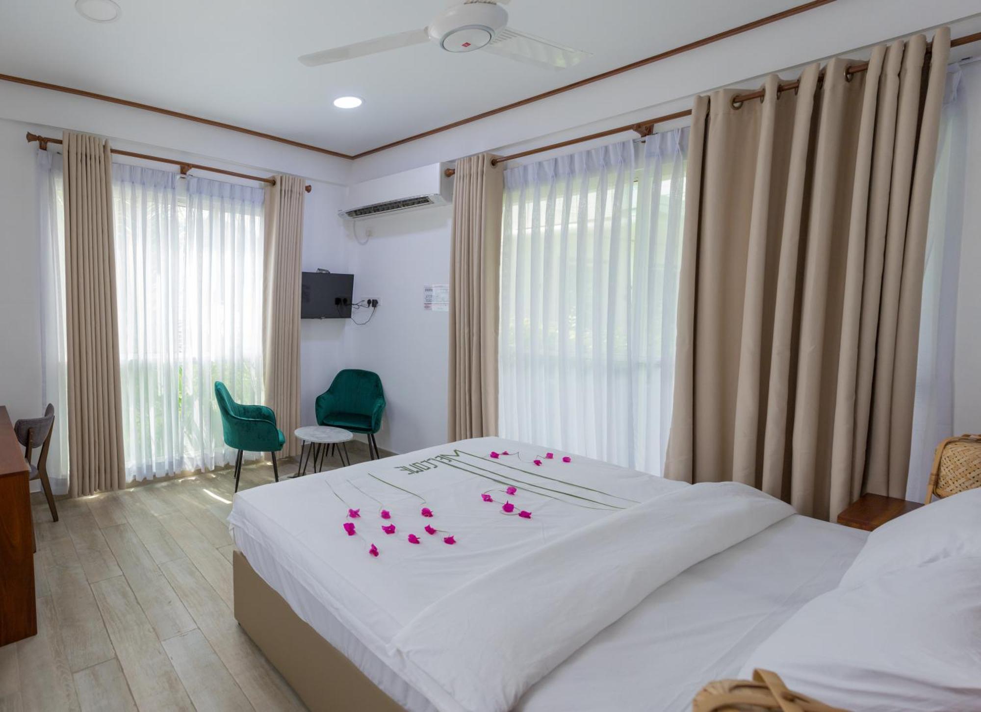 Nihaali Maldives Hotel Kudarikilu Kültér fotó
